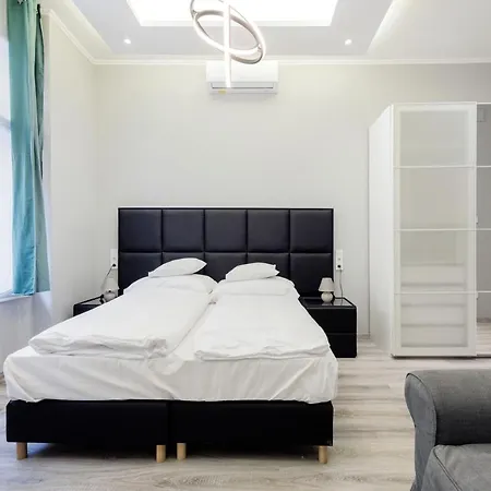 A Golden Star Modern Luxury And Apartment *