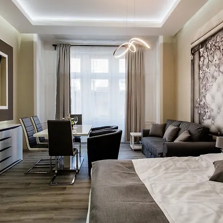 A Golden Star Modern Luxury And Apartment *
