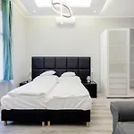 A Golden Star Modern Luxury And Apartment *
